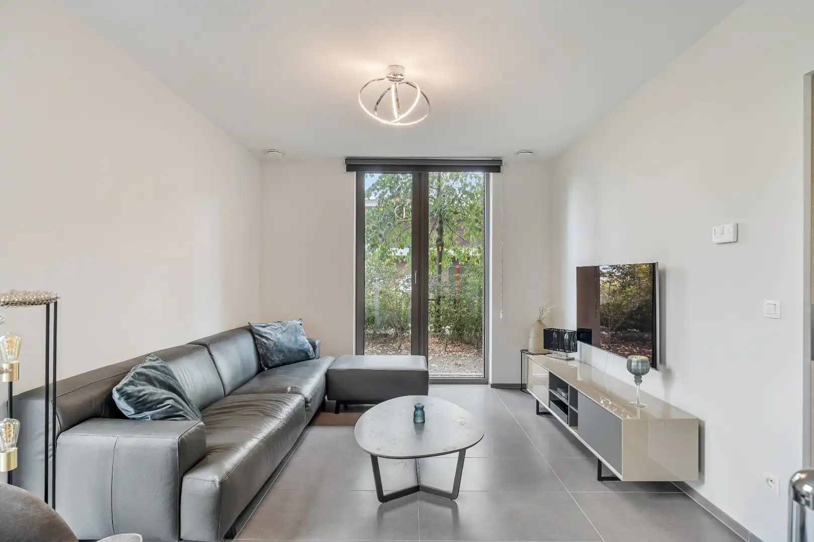Exclusief gelijkvloers appartement met ruime terrassen, 2 slpk, extra brede autostaanplaats, centrum Genk foto 10