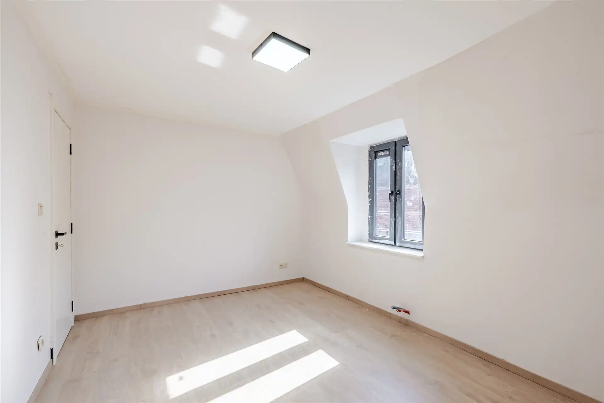 Vernieuwde gezinswoning op diep perceel van 405 m² foto 7