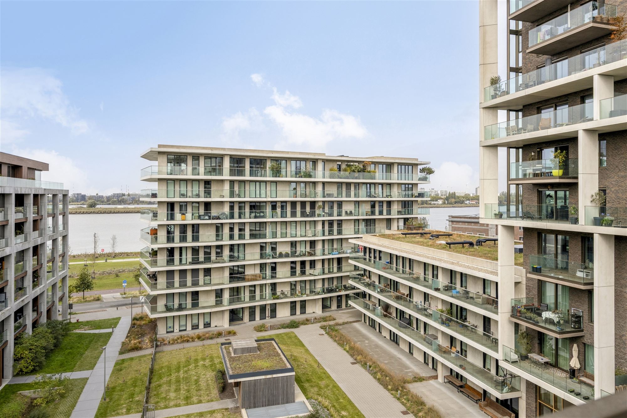 Lichtrijk appartement met 2 terras op het Nieuw Zuid in Antwerpen foto {{pictureIndex}}