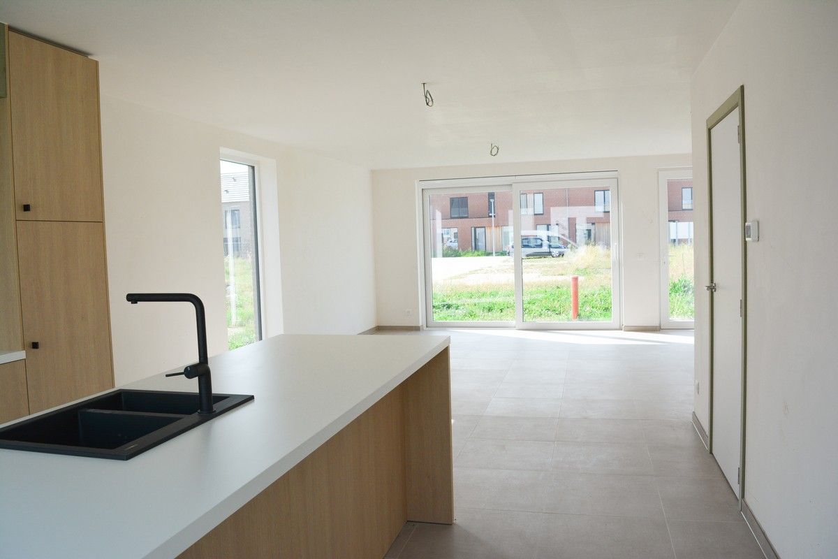 Instapklare nieuwbouwwoning met zonnige tuin te Roeselare foto 3