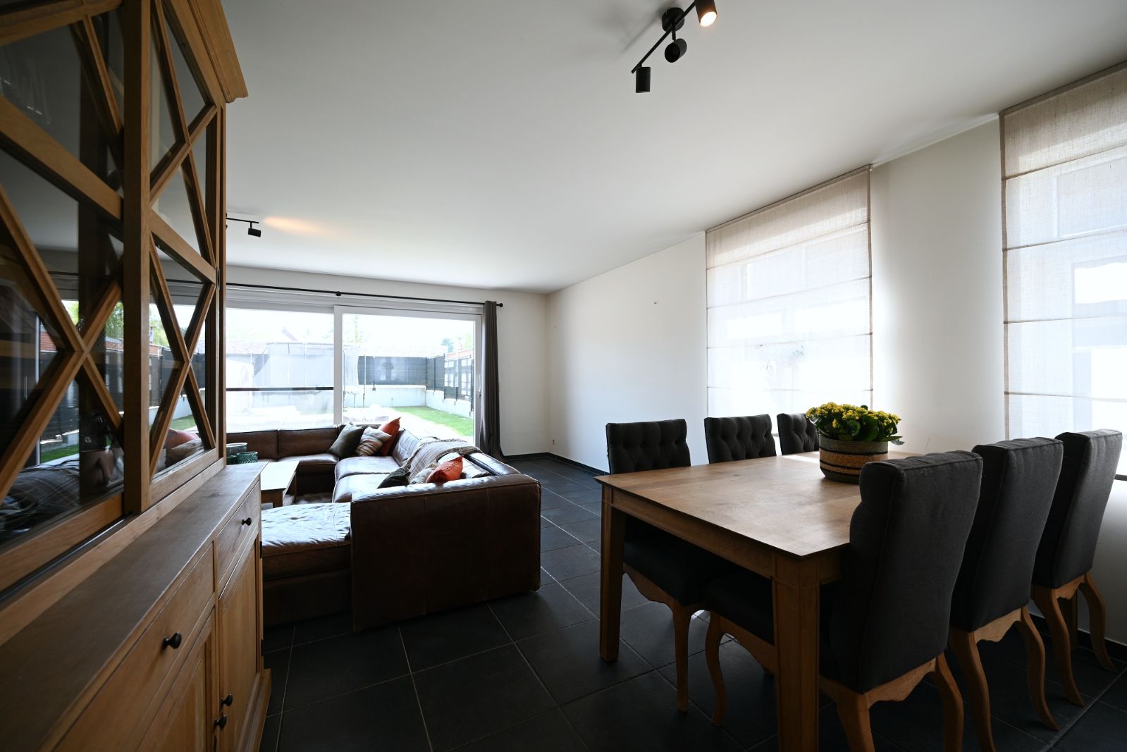Gezinsvriendelijke Woning met Open Keuken, Tuin parkeerplaats en Garage foto 4