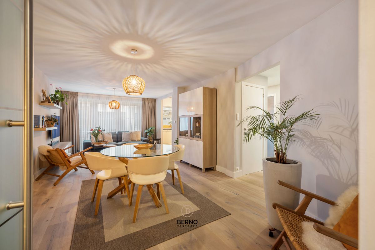 Knap gerenoveerd appartement mét garage foto 3