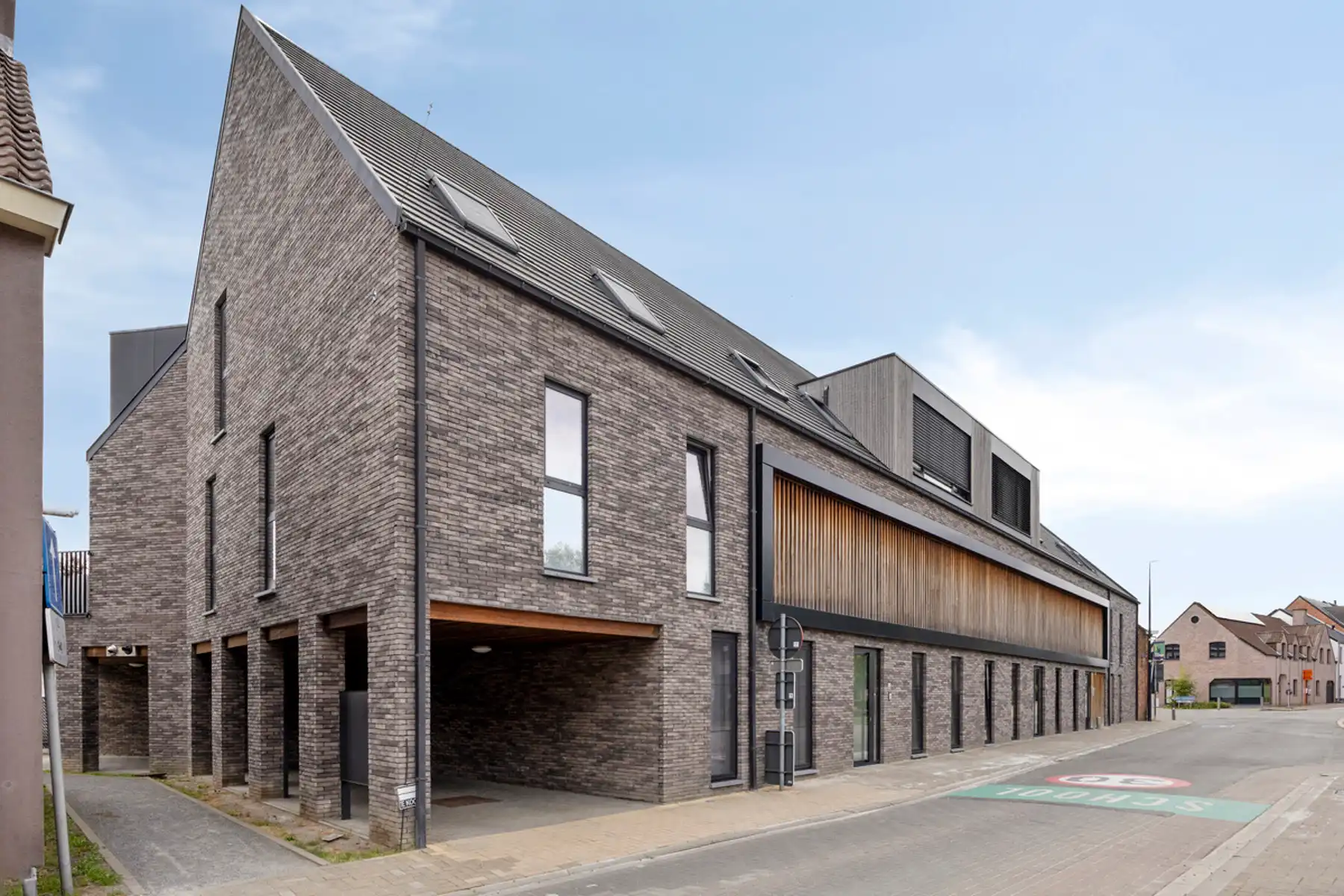 Uitzonderlijk ruim appartement met garage en staanplaats foto {{pictureIndex}}