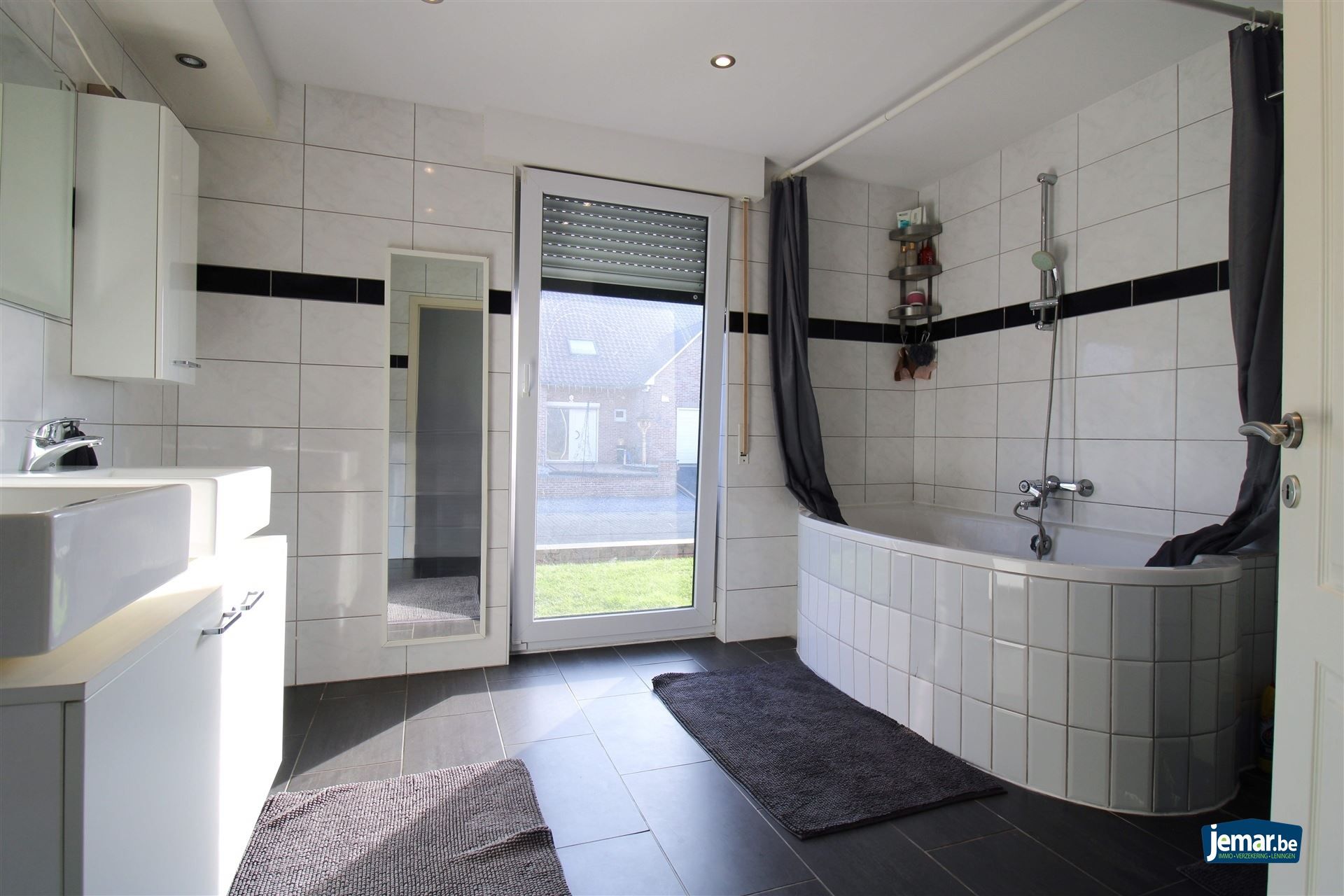 Instapklare gezinswoning met 4 slaapkamers, 2 badkamers in kindvriendelijke, rustige omgeving! foto 11