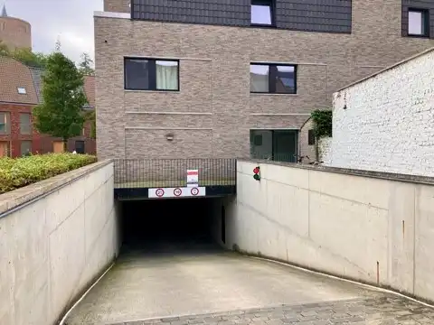 ONDERGRONDSE PARKEERPLAATS te BRUGGE foto {{pictureIndex}}