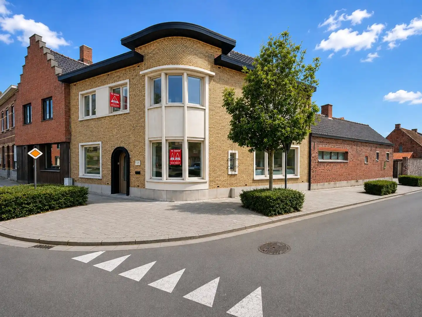 Langemark-Poelkapelle – Ruime hoekwoning met praktijkruimte en 3 garages foto {{pictureIndex}}