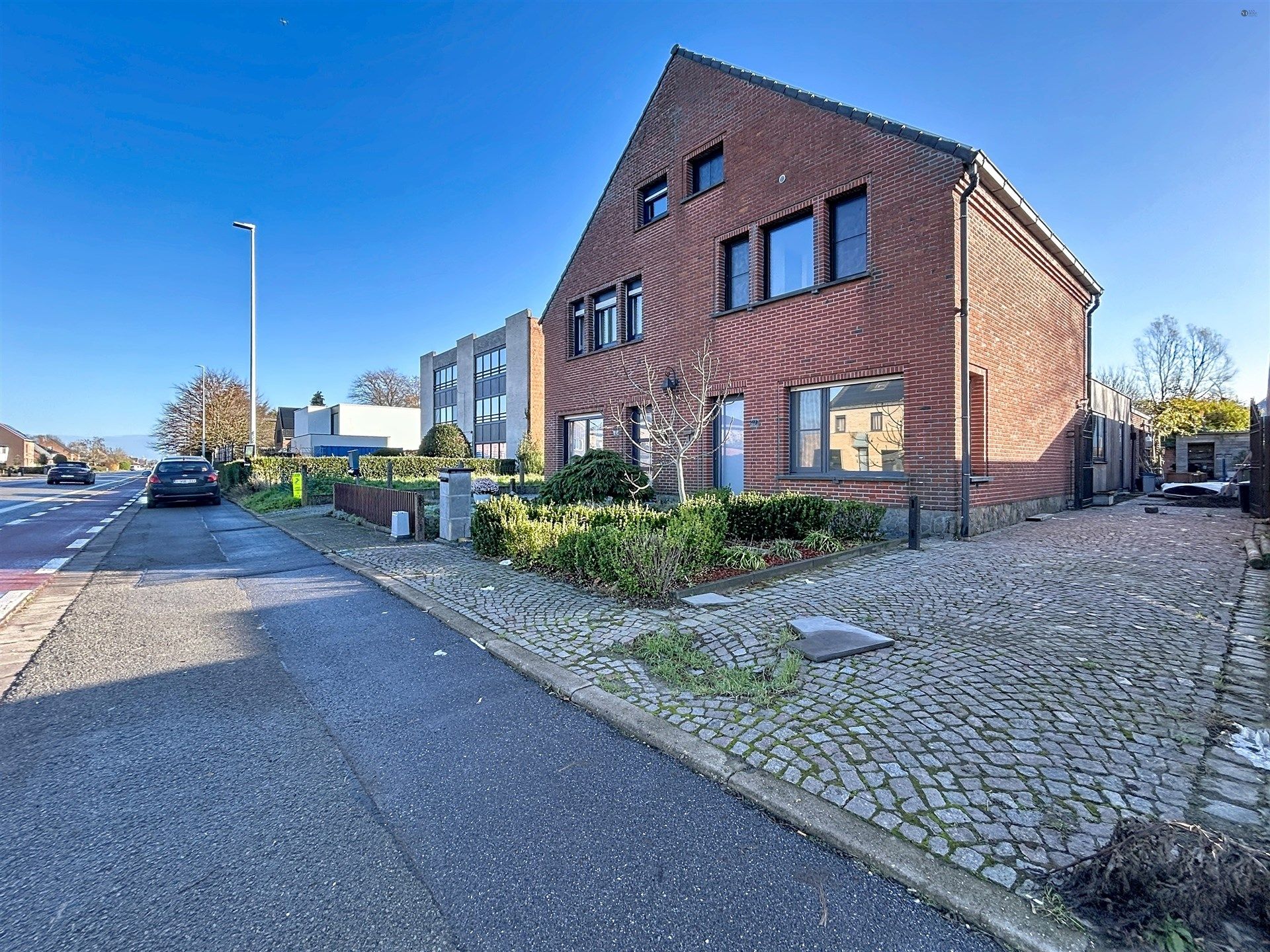 half open bebouwing met 4 slaapkamers op toplocatie foto {{pictureIndex}}