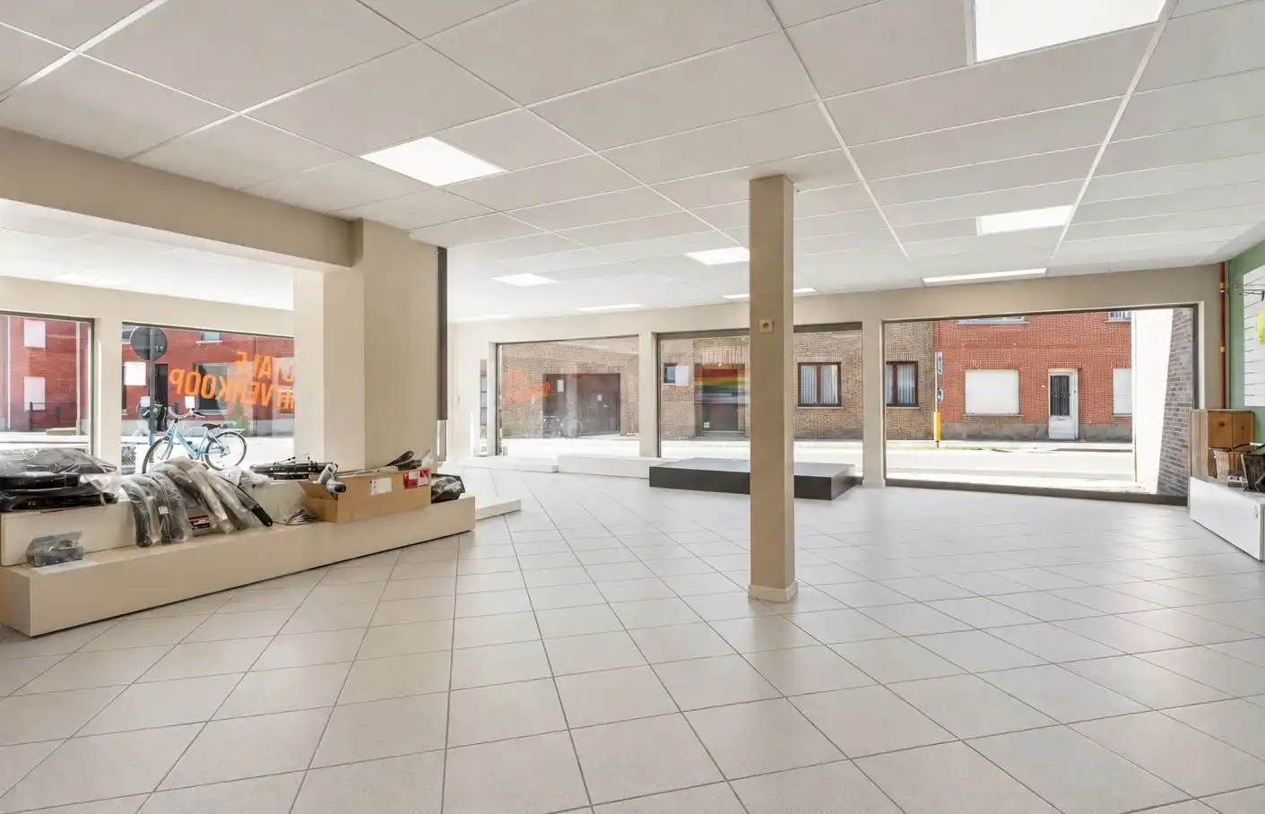 Commercieel pand met ruime handelsruimte, loods én drie-slaapkamer appartement van 160 m² in Wezemaal ! foto 5