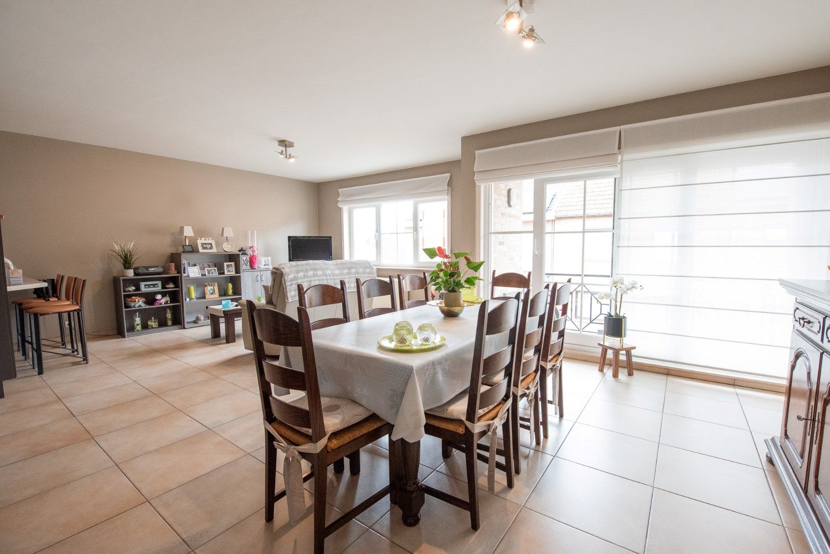Ruim en perfect onderhouden appartement TE HUUR in centrum Oeselgem foto 3