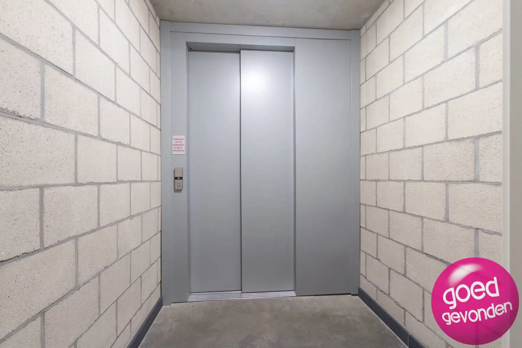 ONDERGRONDSE PARKEERPLAATS - CENTRUM - VEILIG - AUTOLIFT foto 13