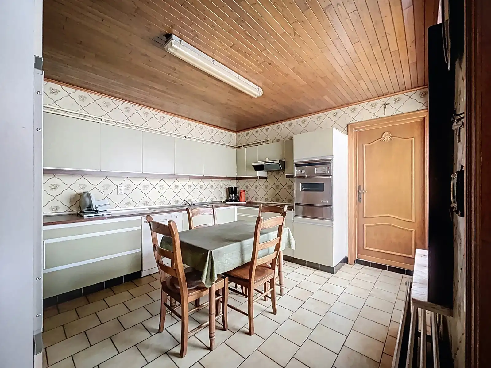 Rustig gelegen, halfopen Bungalow met veel potentieel! foto 6