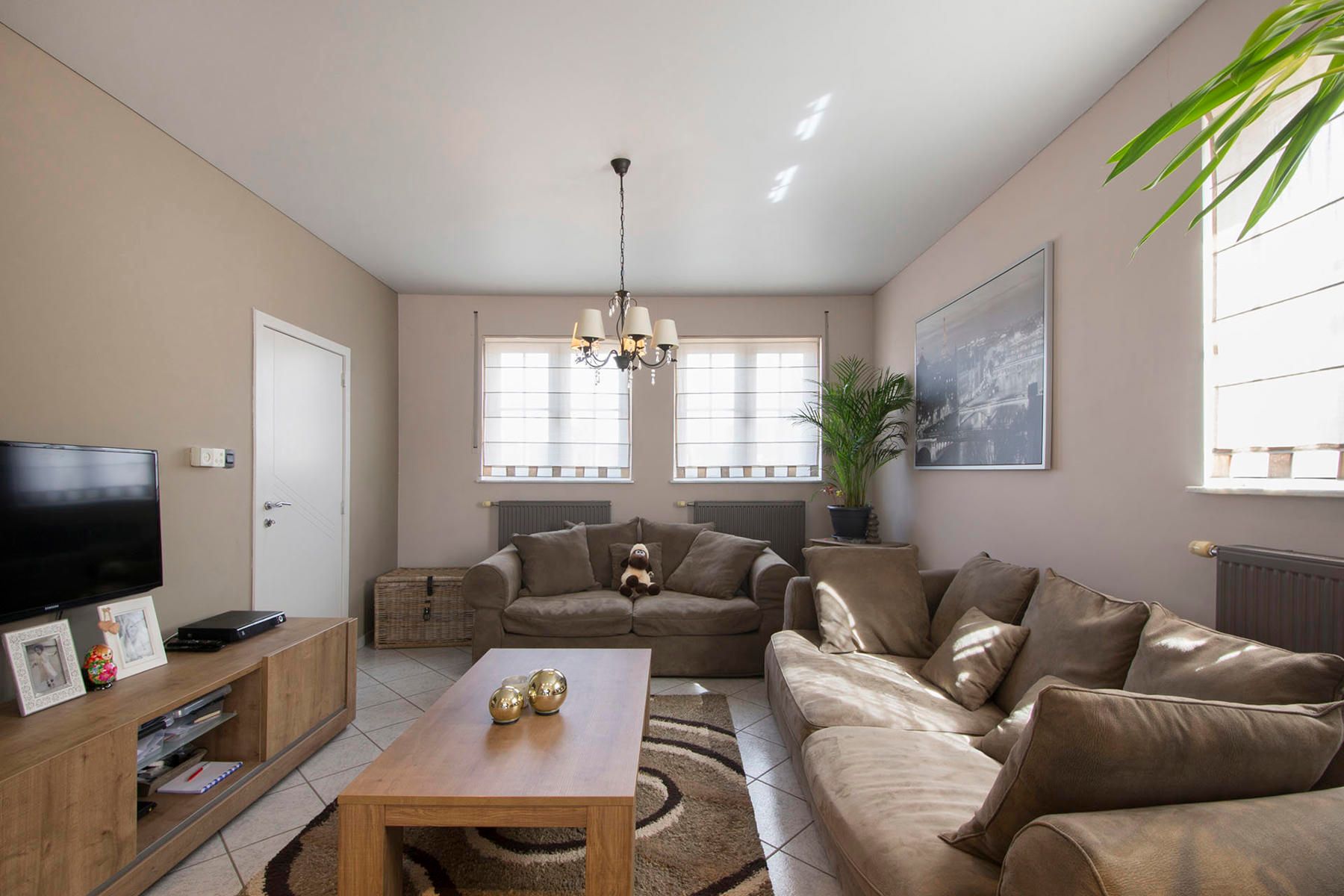 Ruime woning met 4 slaapkamers en tuin+ volledige kelder. foto 3