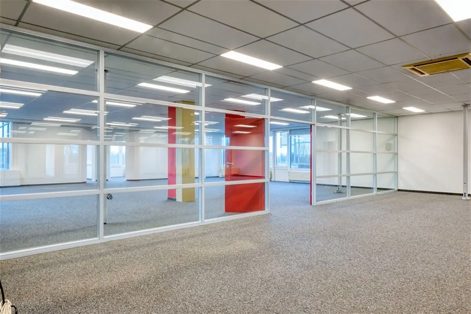 Gelegen aan het klaverblad (E40/E17) foto 12