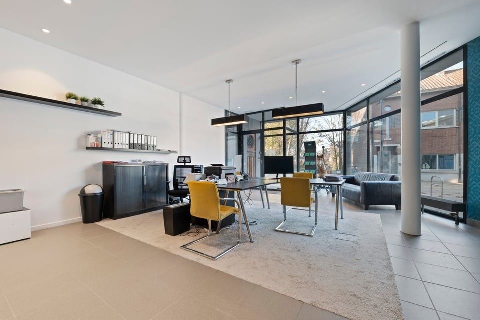 INSTAPKLARE HANDELSRUIMTE MET KANTOOR, VERGADERRUIMTE EN KELDER OP TOPLOCATIE IN SINT-TRUIDEN foto 6