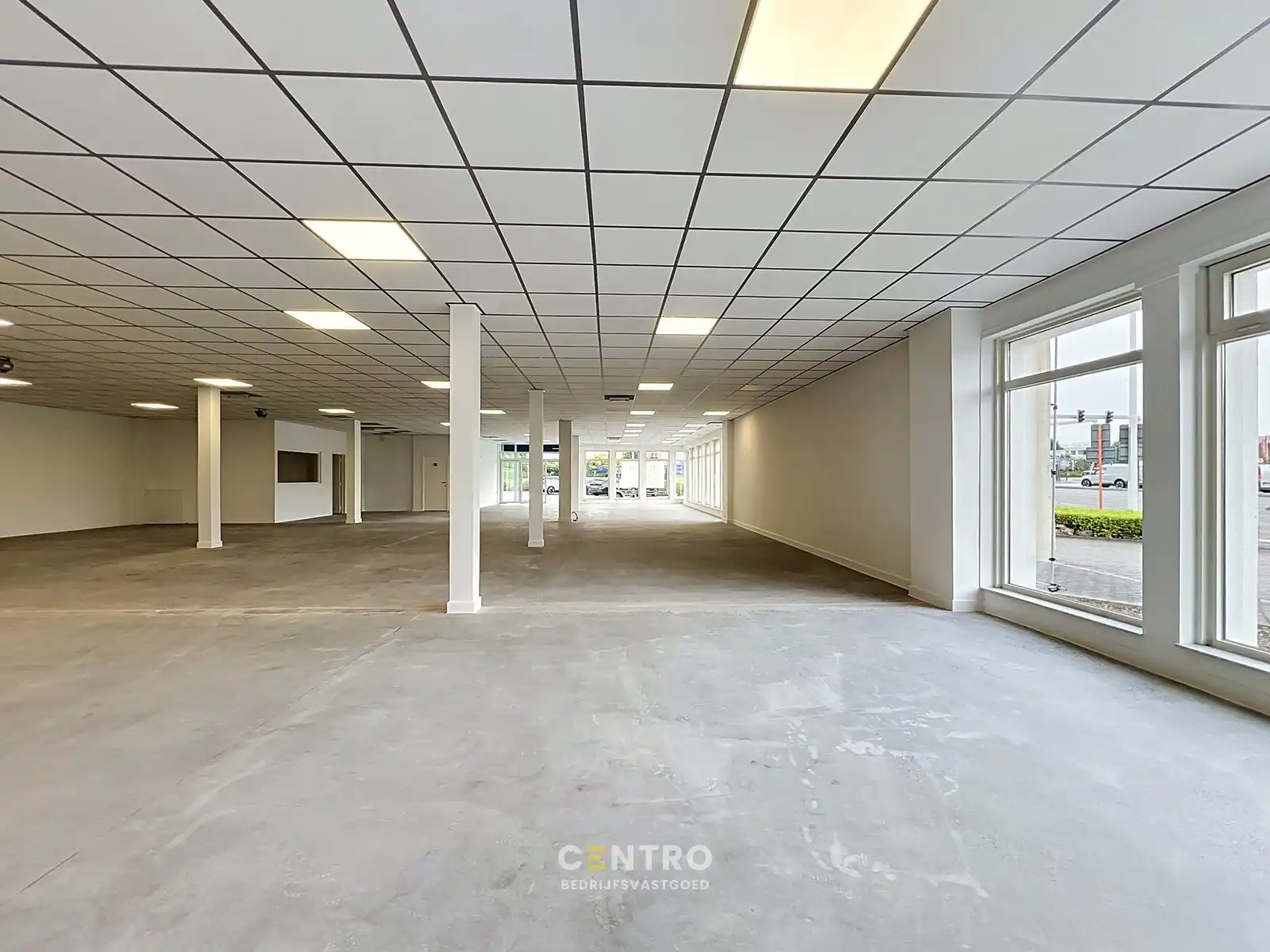 Schitterend gelegen KANTOOR/WINKELRUIMTE (AAA-locatie met TOP visibiliteit !) te Roeselare. foto 9