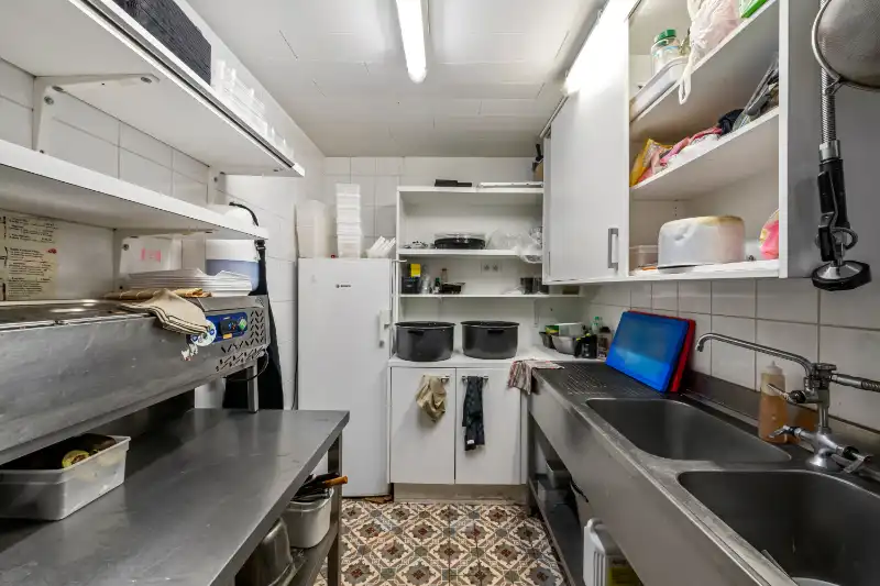 Roeselare-stadskern. Polyvalente BURGERWONING / HANDELSHUIS in 2 delen :  exclusief commercieel pand gelijkvloers met tuin en uniek triplex appartement met 2-3 slaapkamers. Verhuurd met mooi rendement ! foto 16