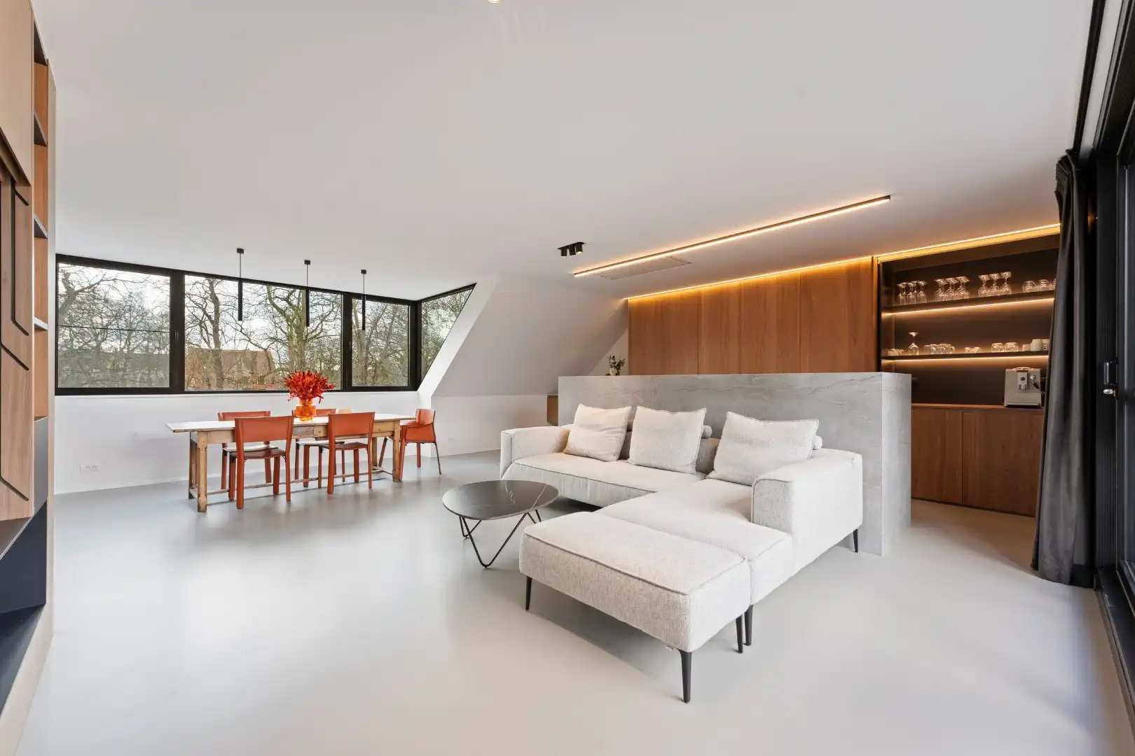 Luxueus afgewerkte penthouse te huur in het hart van Brugge! foto {{pictureIndex}}