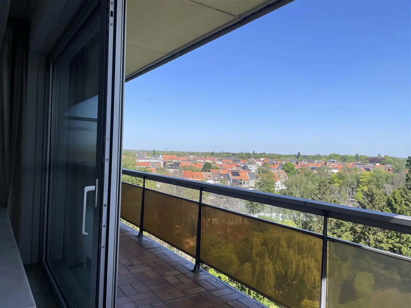 Ruim en zonnig appartement ca. 113m2 met groen uitzicht foto 3