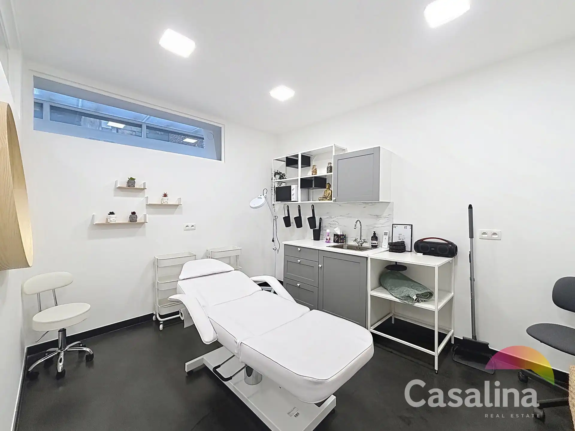 Moderne esthetische ruimte te huur foto {{pictureIndex}}