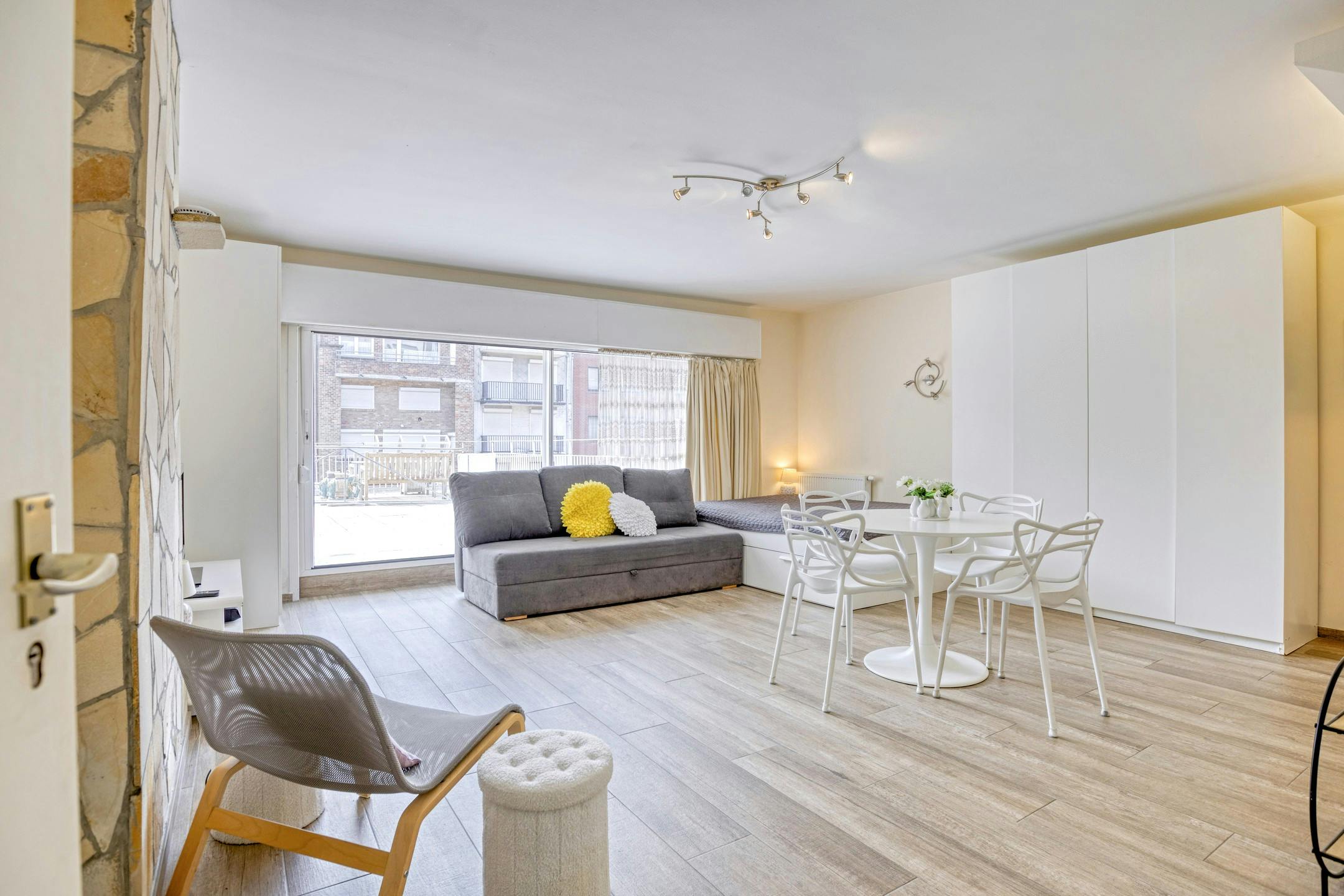 Volledig gerenoveerde studio (43m²) met zonneterras (55m²) foto 2