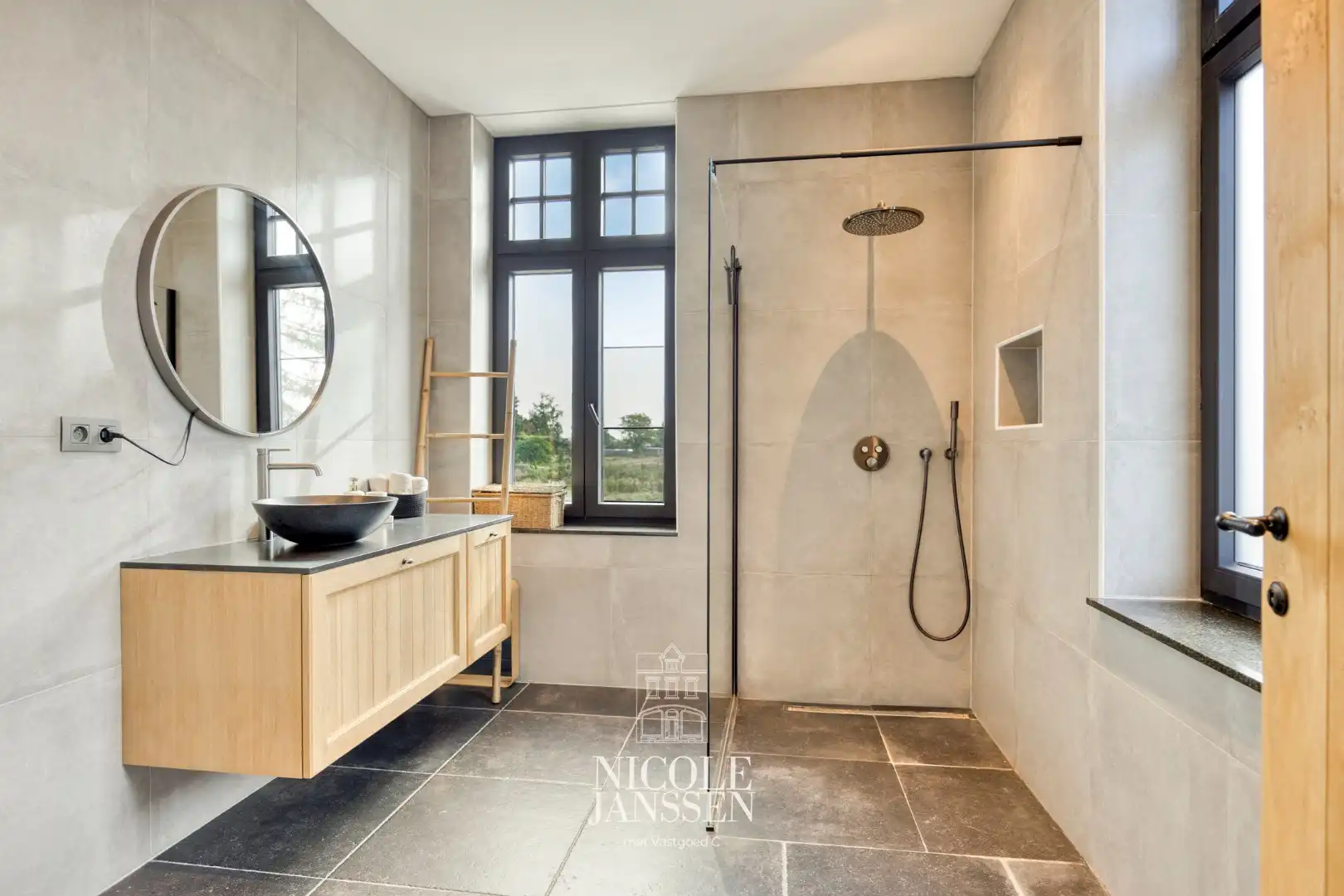 Handelspand met bovenwoning foto 32