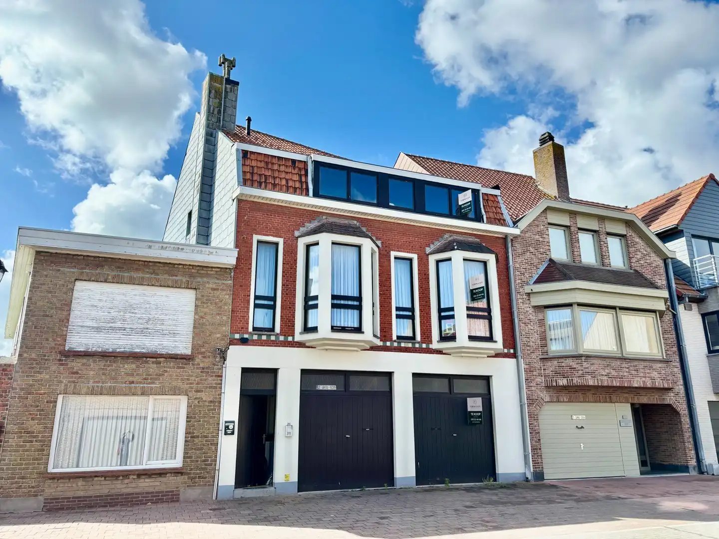 Opbrengsteigendom met 3 appartementen en 2 garages op toplocatie te Heist-aan-Zee foto {{pictureIndex}}