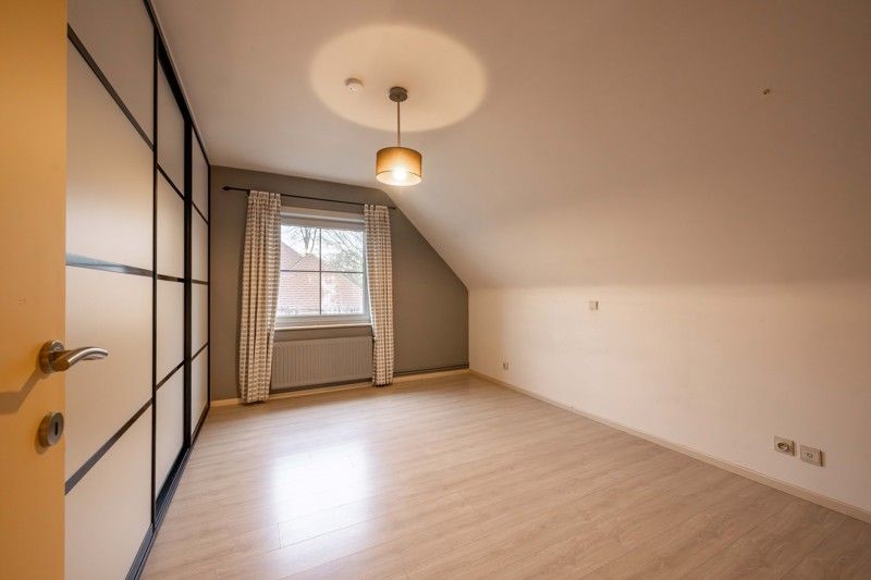 Instapklare halfopen woning met 4 slaapkamers en zonnige tuin TE KOOP in Oostrozebeke! foto 11