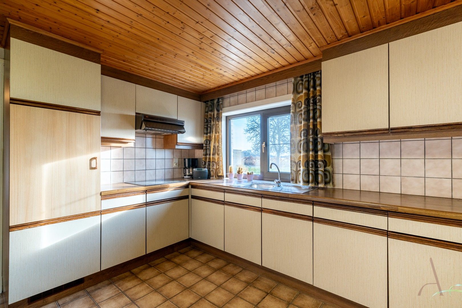 Karaktervolle langegevelhoeve met potentieel op 2.103 m², omgeven door weilanden en rust foto 6