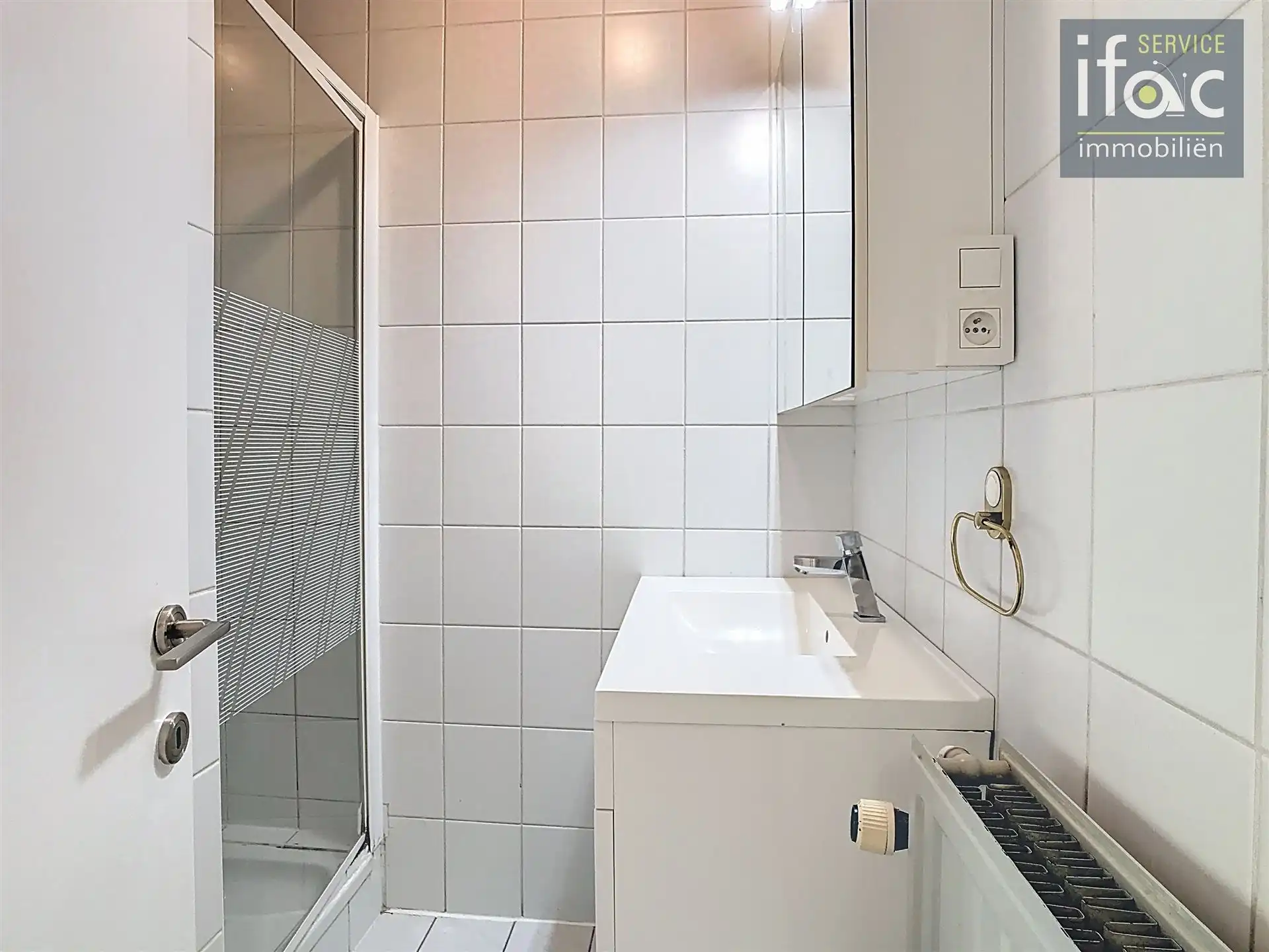 Bungalow met 4 slaapkamers en ruime garage foto 16