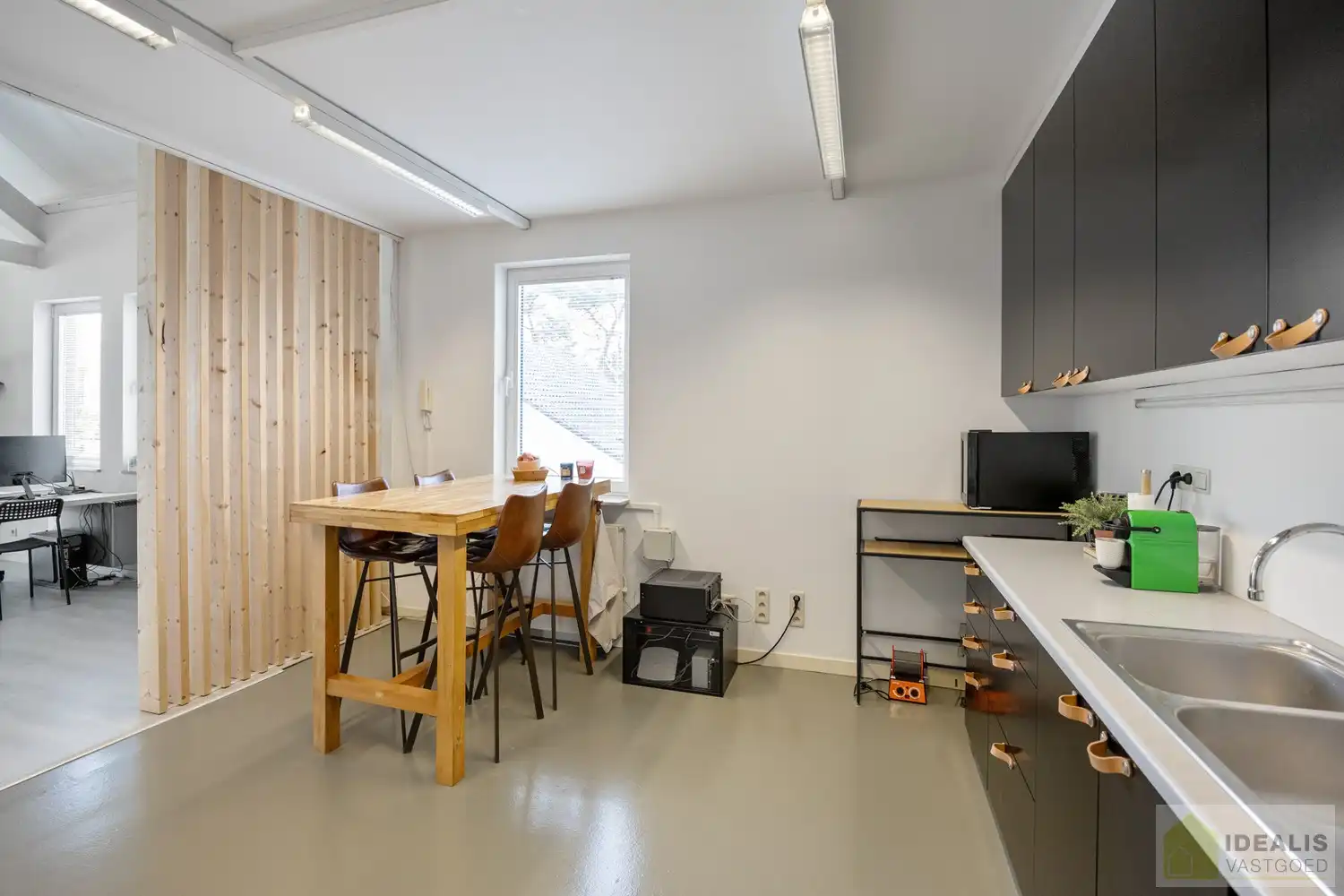 STATIG, STRAK EN UITERST RUIM COMPLEX MET HOOGSTAANDE AFWERKING EN OOG VOOR DETAIL. MOMENTEEL VOORZIEN VAN 3 SLAAPKAMERS, RIANTE LEEFRUIMTES ÉN UNIEKE LANDSCAPE KANTOORRUIMTES OP RESIDENTIËLE DOCH GUNSTIGE LOCATIE!! Dit exclusieve complex omvat maar liefst +-400m² netto bewoonbare oppervlakte! Kenmerkend aan dit statige pand is de unieke voorgevel die bezet is met keramische kunst van Pieter Stockmans. Gelegen op een residentiële locatie in een rustige woonstraat doch op enkele minuten van het centrum van Genk! foto 46