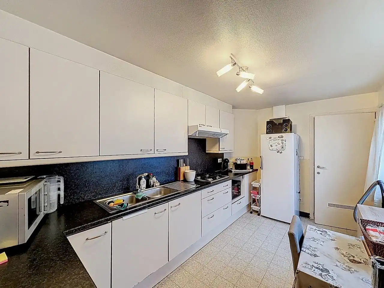 Charmante rijwoning met grote tuin en garage inhuis foto 9