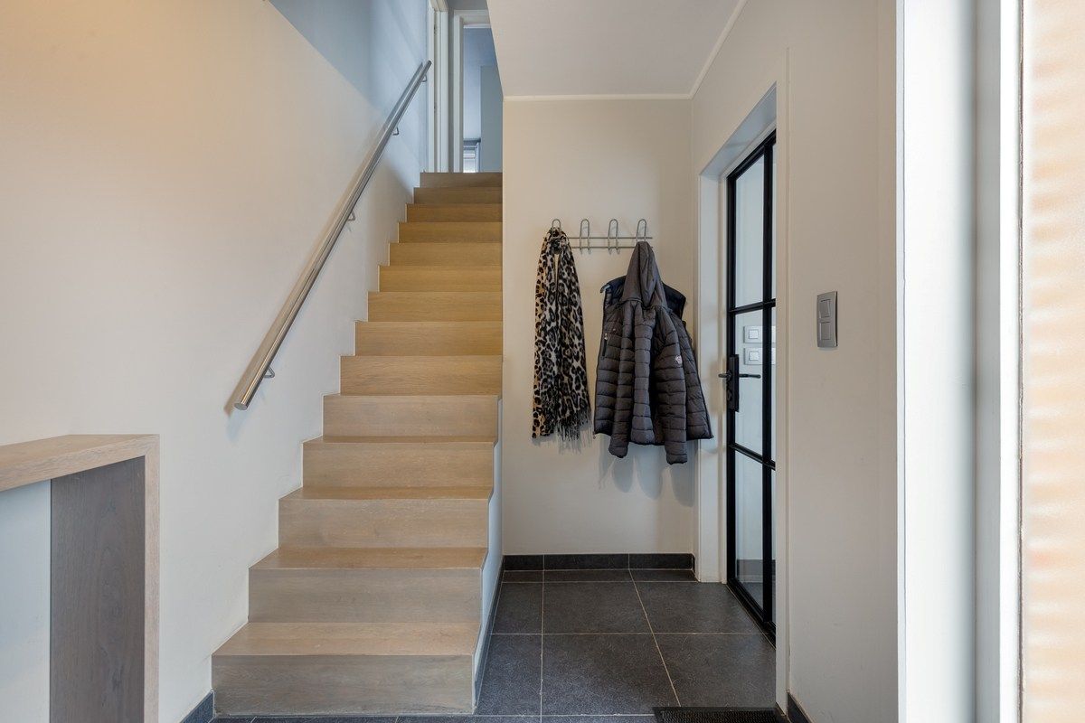 Energiezuinige halfopen bebouwing met 4 slaapkamers en 2 garages! foto 4