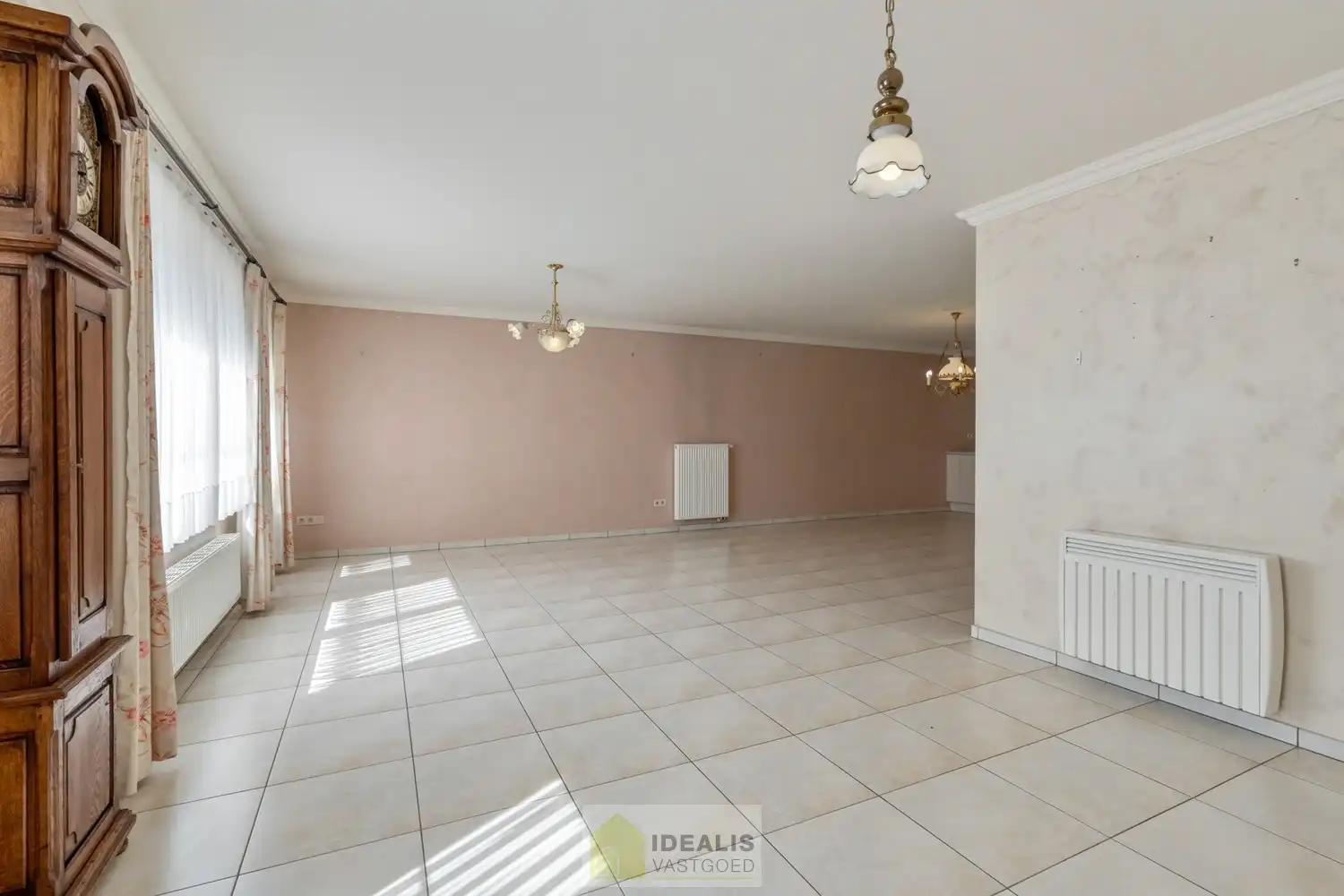 IDEALIS VASTGOED - PRACHTIG  EN LUXUEUS GELIJKVLOERS APPARTEMENT VAN MAAR LIEFST +-122M² IN EEN KLEINSCHALIGE RESIDENTIE MET 2 SLAAPKAMERS, AANGENAME LEEFRUIMTE MET AANSLUITEND KEUKEN MET KEUKENEILAND, BADKAMER VOORZIEN VAN BAD EN DOUCHE, ZEER RUIME GARAGE (+-28M²) EN TERRAS MET AANGELEGDE TUIN . Zeer geschikt voor kandidaten op zoek naar betaalbare woonruimte in zeer goede staat vlak bij de stadskern van Bree! foto 8