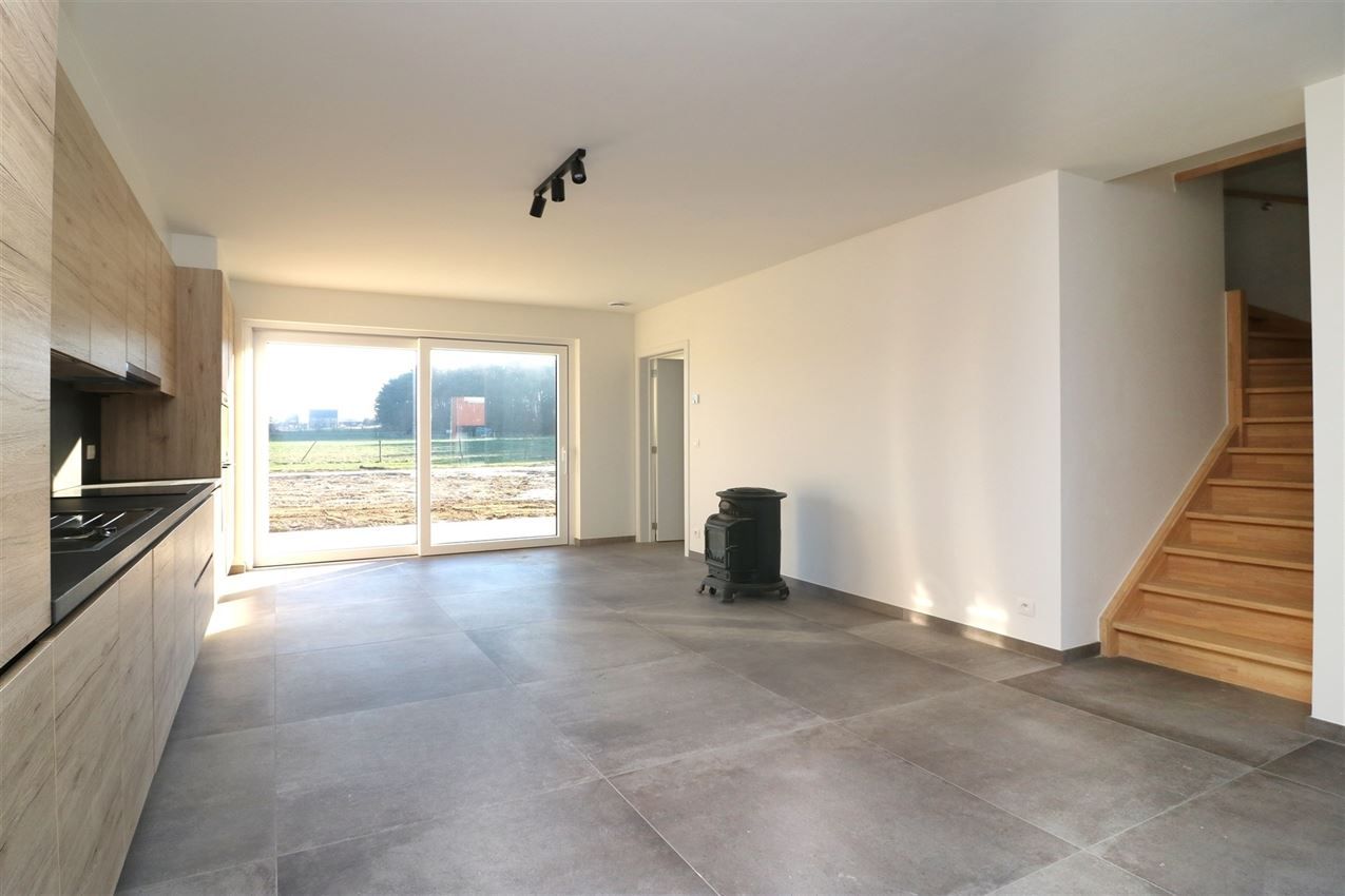 Prachtige nieuwbouwwoning met 4 slpk. met gusntige ligging foto 5
