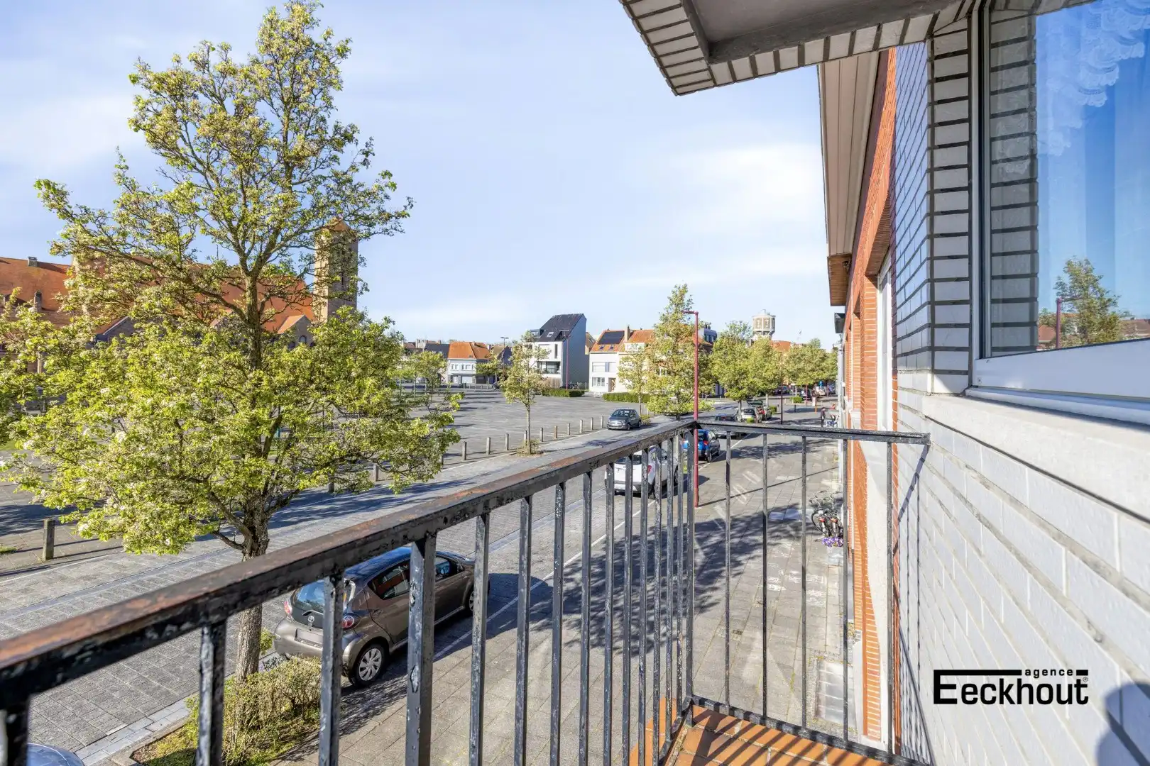 Zeer ruime woning boordevol potentieel met grote garages en mooi open zicht! foto 8