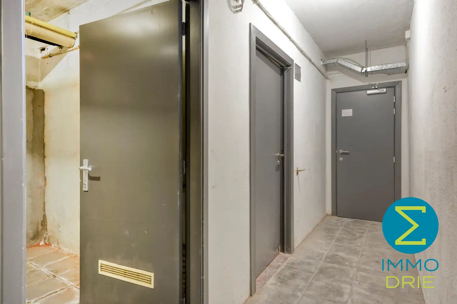 Handelsruimte met kantoren en ruime opslag in het centrum foto 13