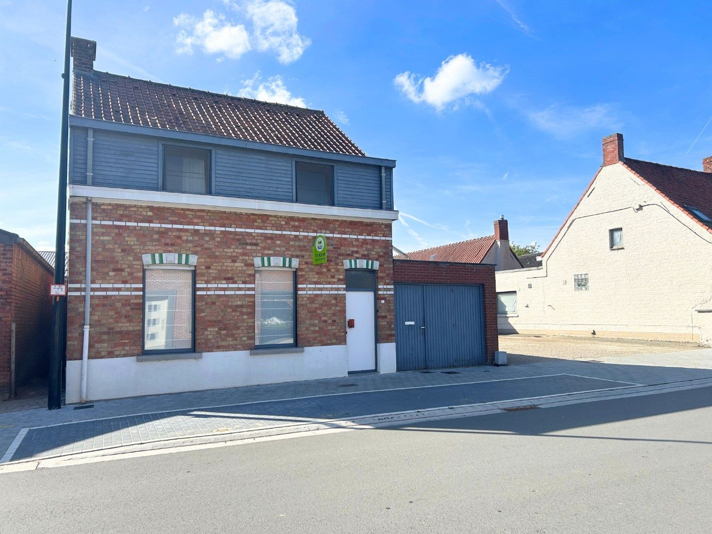 Hoofdfoto van de publicatie: Te renoveren woning met 3 slaapkamers, tuin en garage te centrum Doomkerke