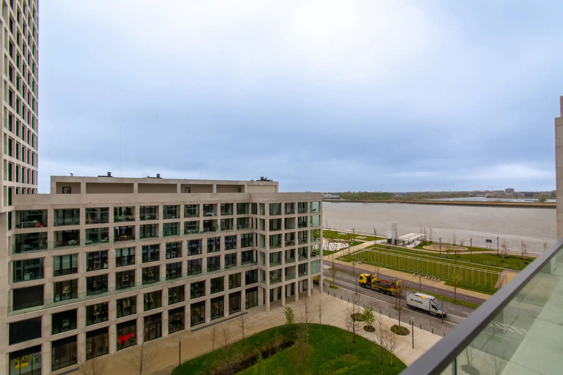 1-slpk app. met terras en zicht op Schelde en binnenpark foto 5