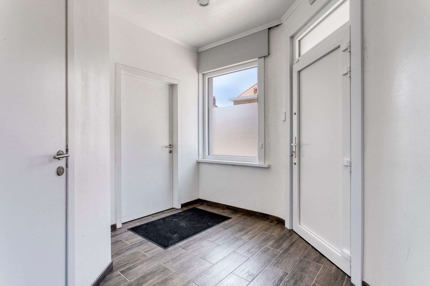 Ruime kloeke gerenoveerde woning met garage !!!! foto 7