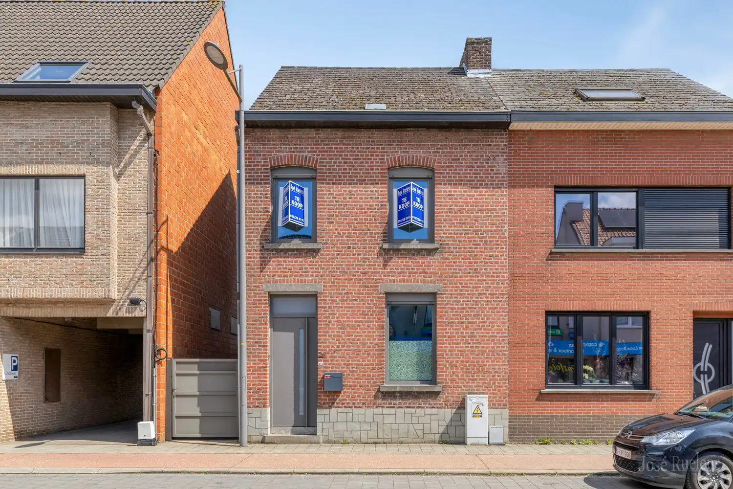 Hoofdfoto van de publicatie: Goede gelegen gezinswoning met zij-ingang en grote tuin.