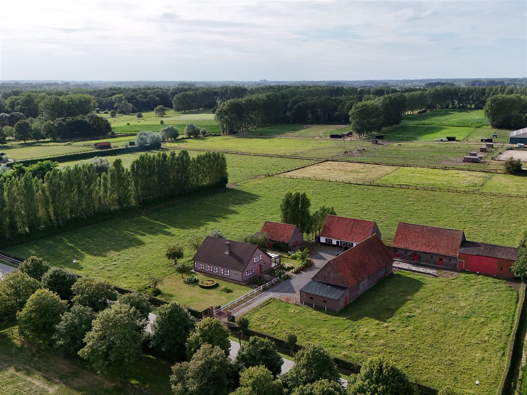 Hoeve met bijgebouwen op riant perceel foto 1