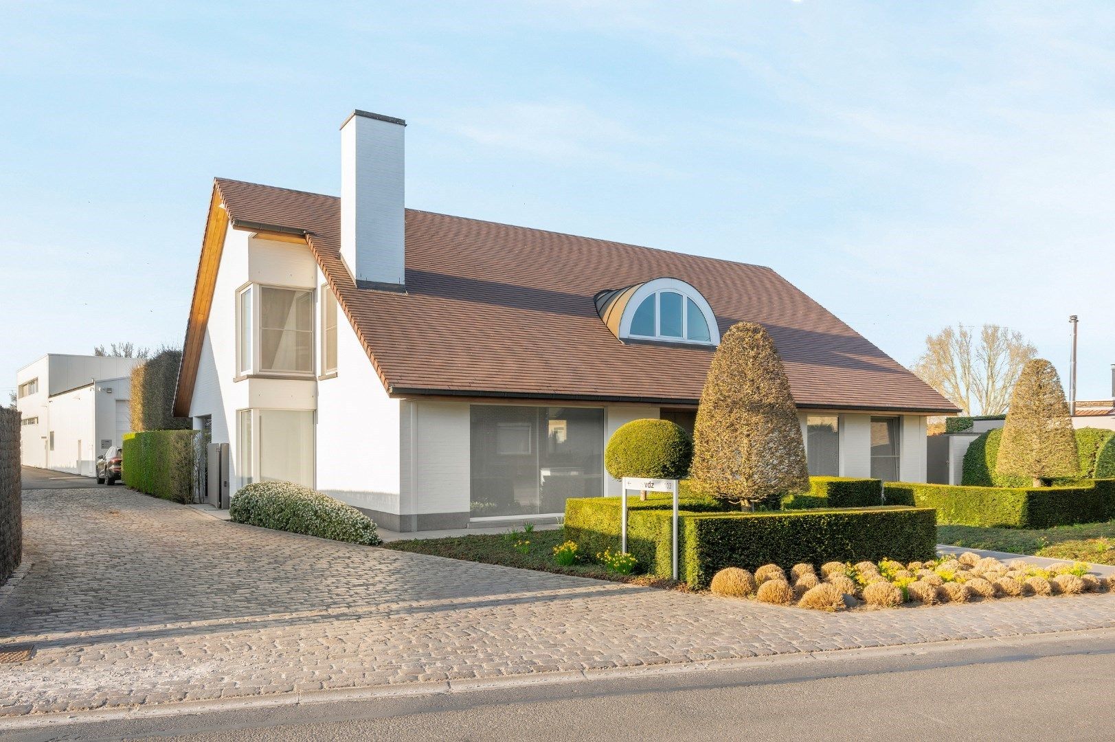 Hoofdfoto van de publicatie: Bezoekmoment op donderdag 29/9 van 19u tot 20u30. Hoogwaardige villa met bedrijfsgebouw op 3704 m².