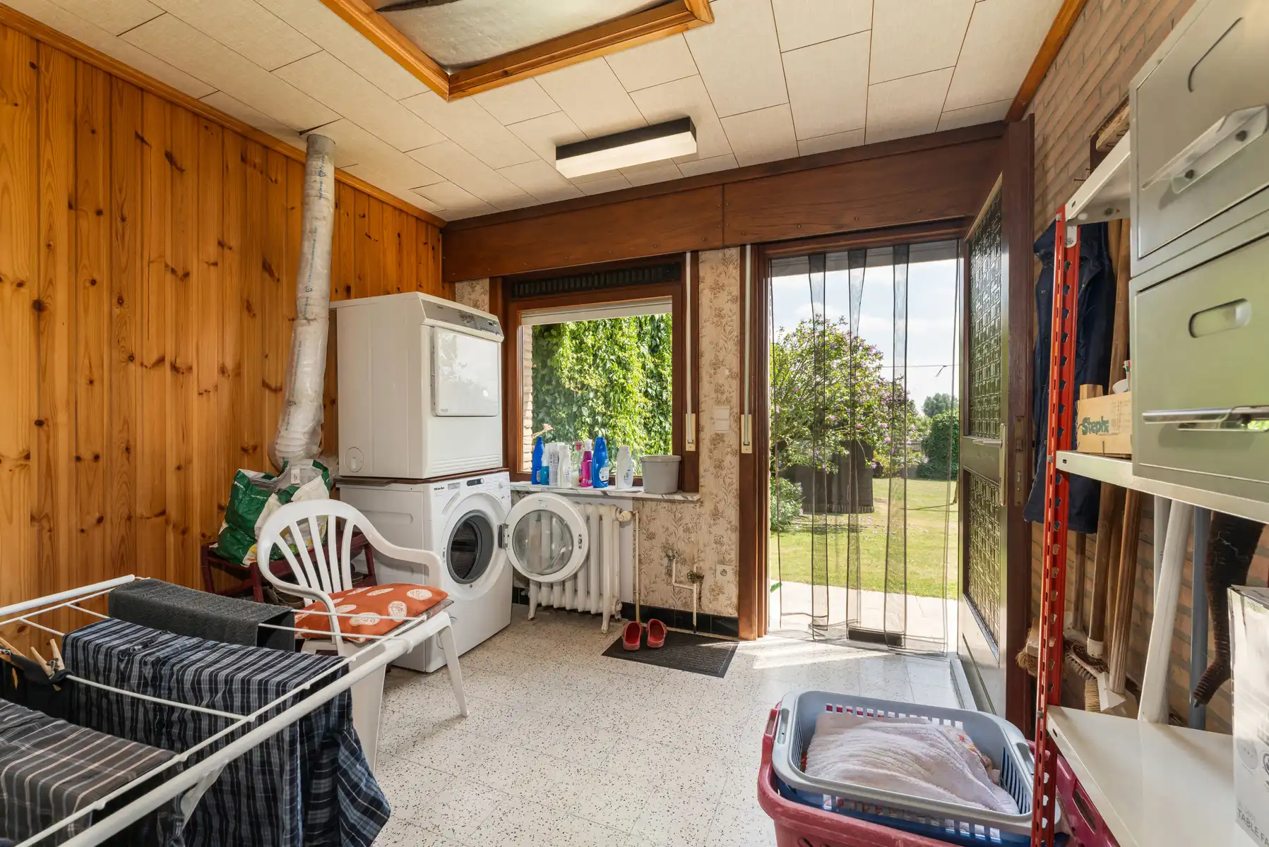 Ruime woning met loods foto 18