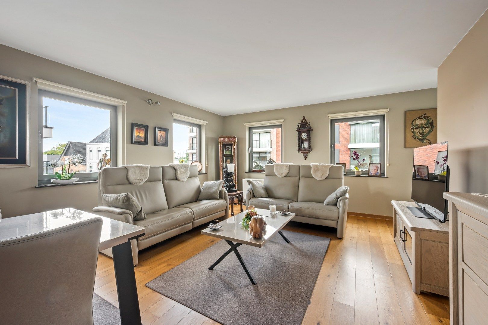 Prachtig appartement met 2 slaapkamers en 2 terrassen. foto 3