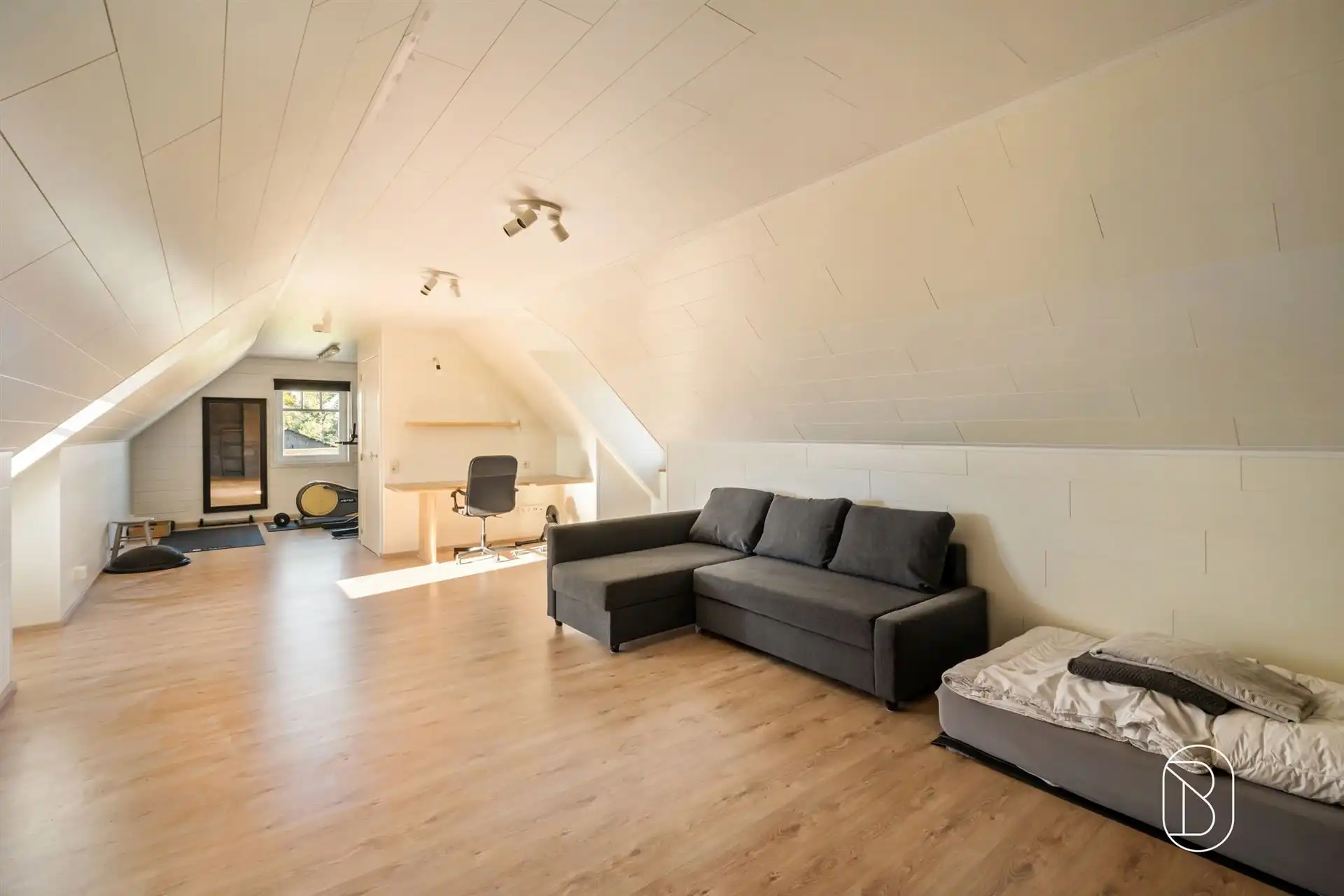 Recente woning met 2 loodsen en zwembad in Escanaffles foto 13