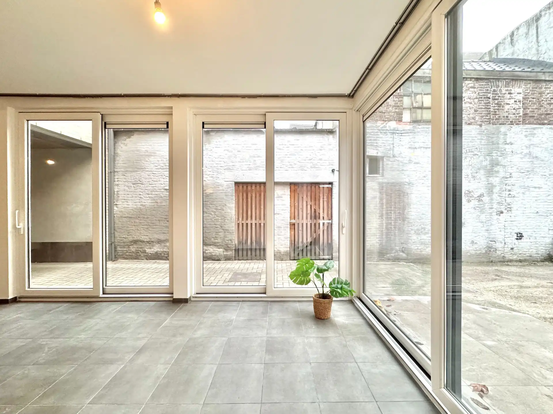 GELIJKVLOERS APPARTEMENT| 2 KAMERS | 1 PARKEERPLAATS | TERRAS foto {{pictureIndex}}