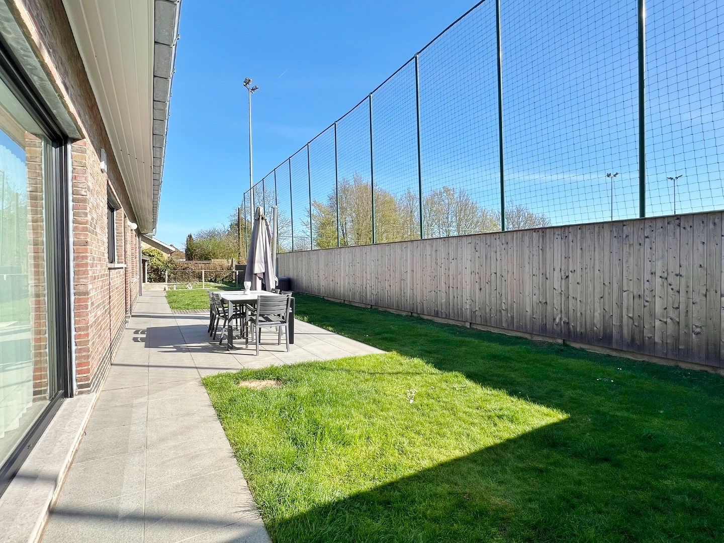 Gerenoveerde gelijkvloerse villa in rustige wijk met zonnige tuin en twee garages.  foto 21