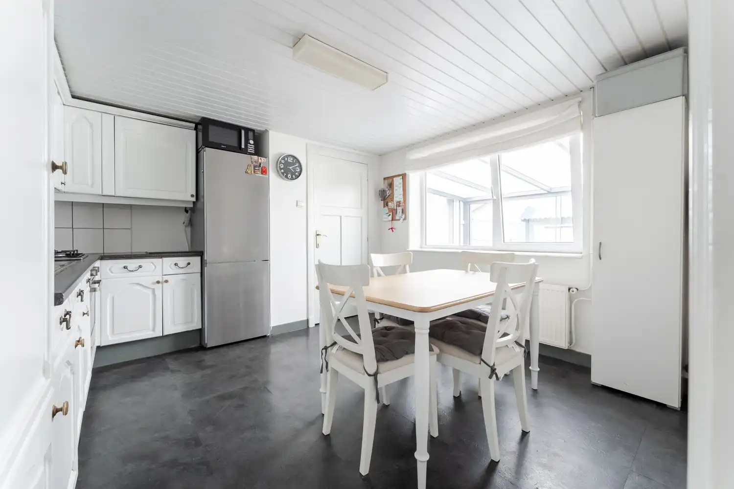 Ruime gezinswoning met grote tuin, veranda en garage foto 9
