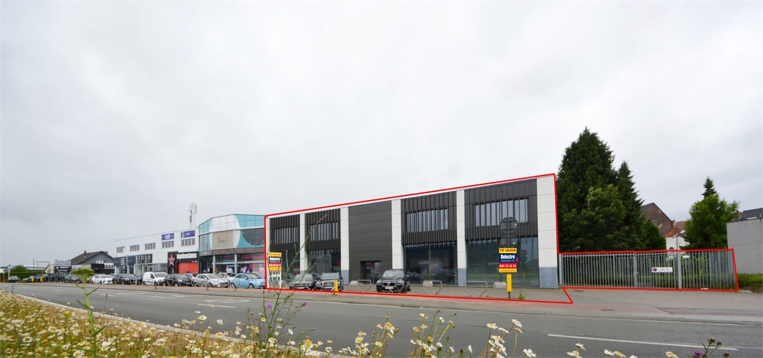 COMMERCIEEL GEBOUW BAANLOCATIE MET PARKING NABIJ MCDONALDS foto 2