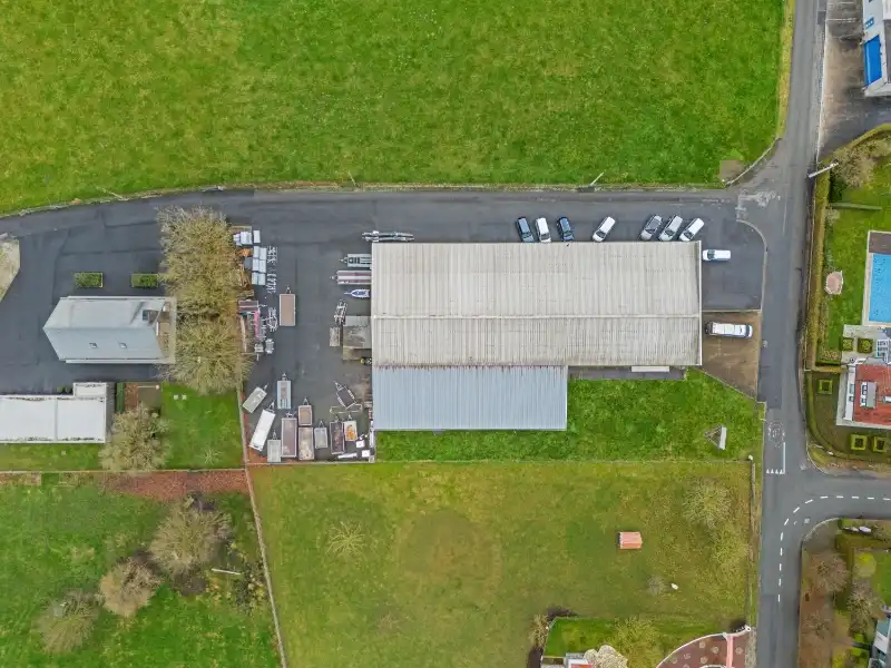 Oostnieuwkerke. Bedrijfsgebouw van 965m2 met overkapping, recente kantoren, parking en koer... Gelegen in een ambachtelijke zone op een perceel van +/- 3465m2. foto 19